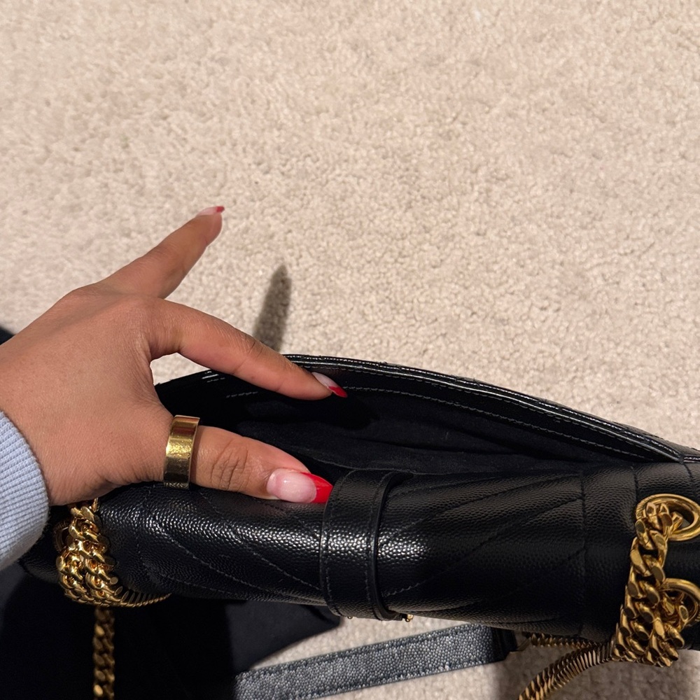 Envelope Triquilt Medium YSL Shoulder Bag in Grained Leather - Picture 11 of 12